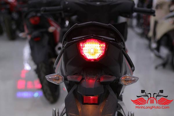 đèn hậu chụp chính diện của Supra gtr 150